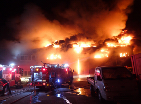 20일 오전 5시께 충남 금산군 한 공장에서 불이 나 소방당국이 불을 끄고 있다.